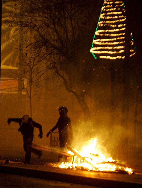 MANIFESTANTES SE ENFRENTAN CON LA POLICÍA LOCAL EN LA UNIVERSIDAD POLITÉCNICA EN EL CENTRO DE ATENAS