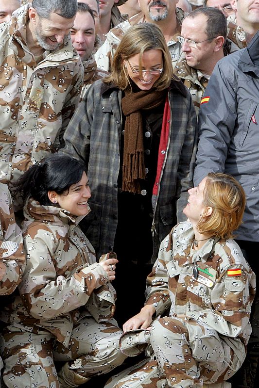 Chacón sonríe junto a los soldados