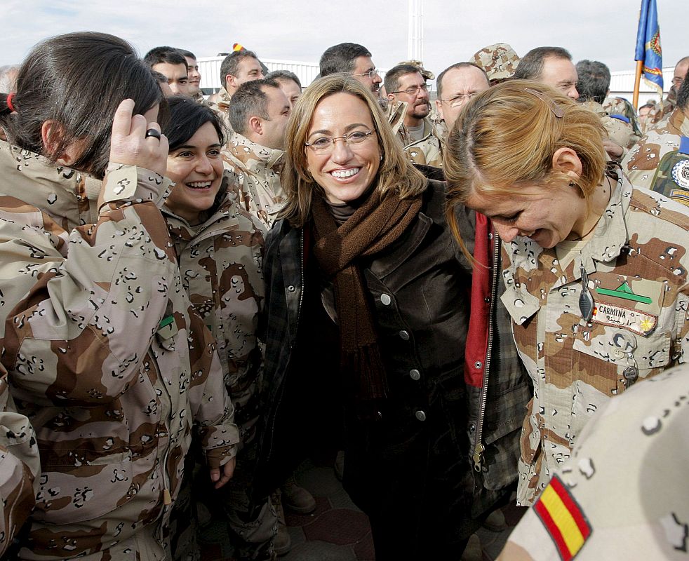 Chacón, con un grupo de militares en Afganistán