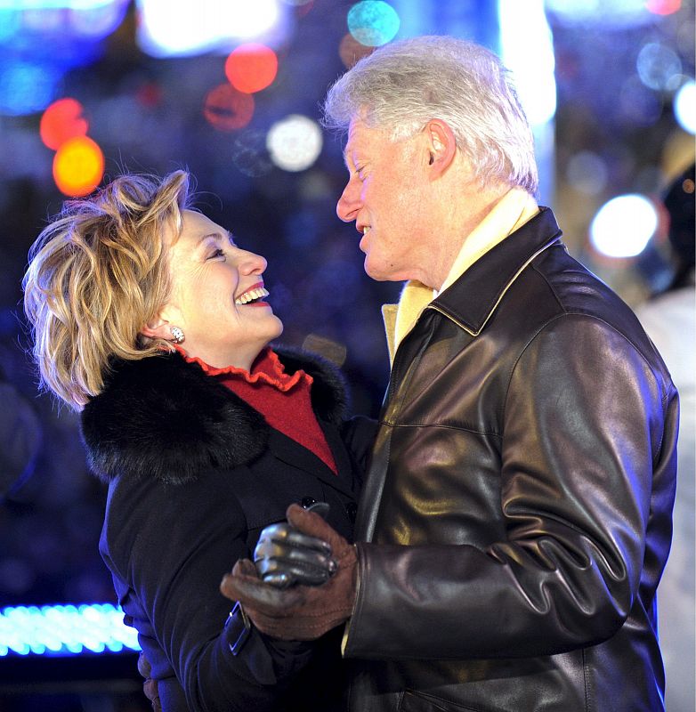 El ex presidente estadounidense Bill Clinton baila con su mujer Hillary Clinton en Times Square en la madrugada del 1 de enero en Nueva York.