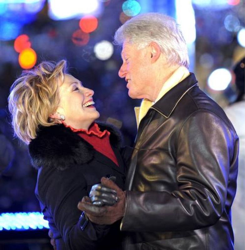 El ex presidente estadounidense Bill Clinton baila con su mujer Hillary Clinton en Times Square en la madrugada del 1 de enero en Nueva York.