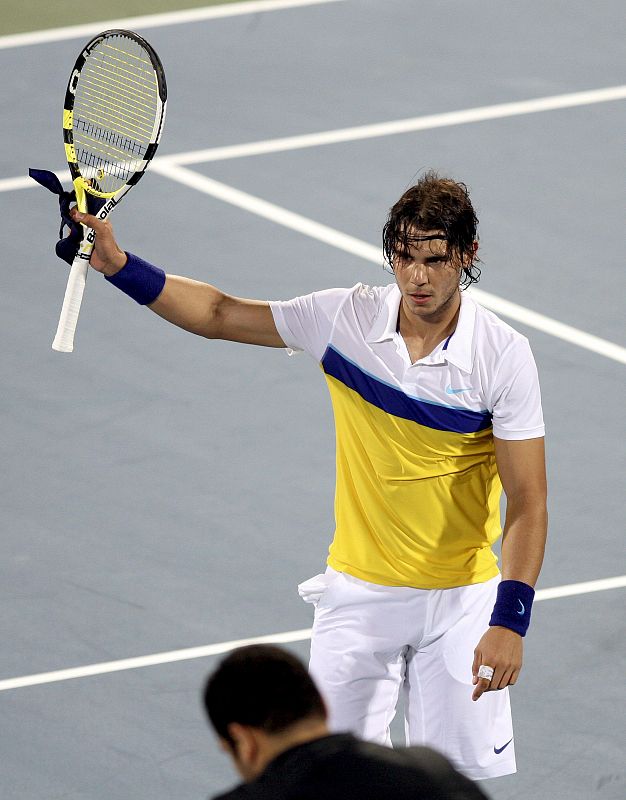 Nadal ha dejado la camiseta sin mangas para ponerse un polo, como visten la mayoría de los tenistas del circuito.