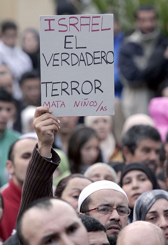 Manifestación en Ceuta, convocada por el partido Unión Demócrata Ceutí (UDCE), en apoyo al pueblo palestino, ante la ofensiva militar israelí sobre Gaza.