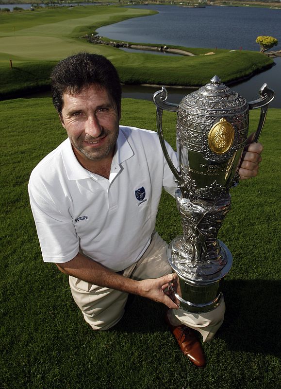 José María Olazábal sostiene la copa del Royal Trophy de golf. De niño ya llevaba el golf en su ADN, ya que creció en el campo del Real Golf Club de San Sebastián, donde trabajaba su padre