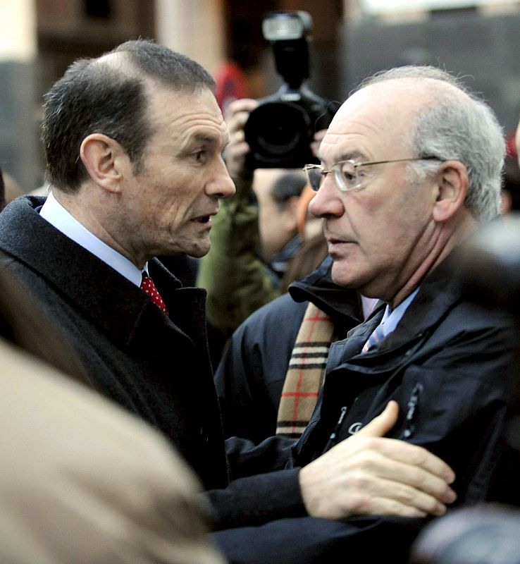 Ibarretxe, a la izquierda, conversa con el ex lehendakari José Antonio Ardanza a su llegada al Palacio de Justicia de Bilbao