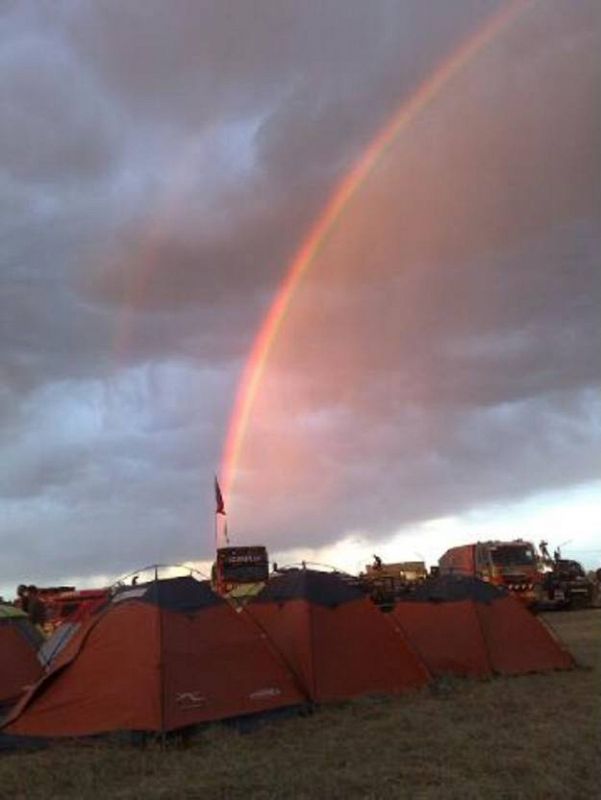 El arco iris aparece en el campamento del Dakar.