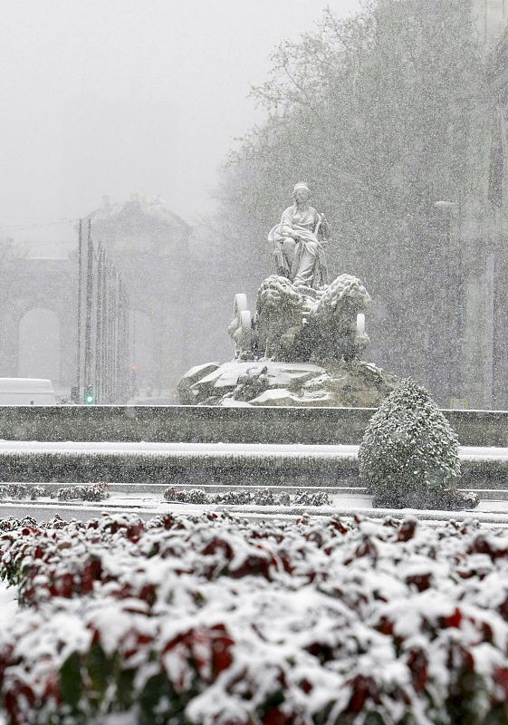 Otra imagen de la diosa Cibeles envuelta en un manto blanco.