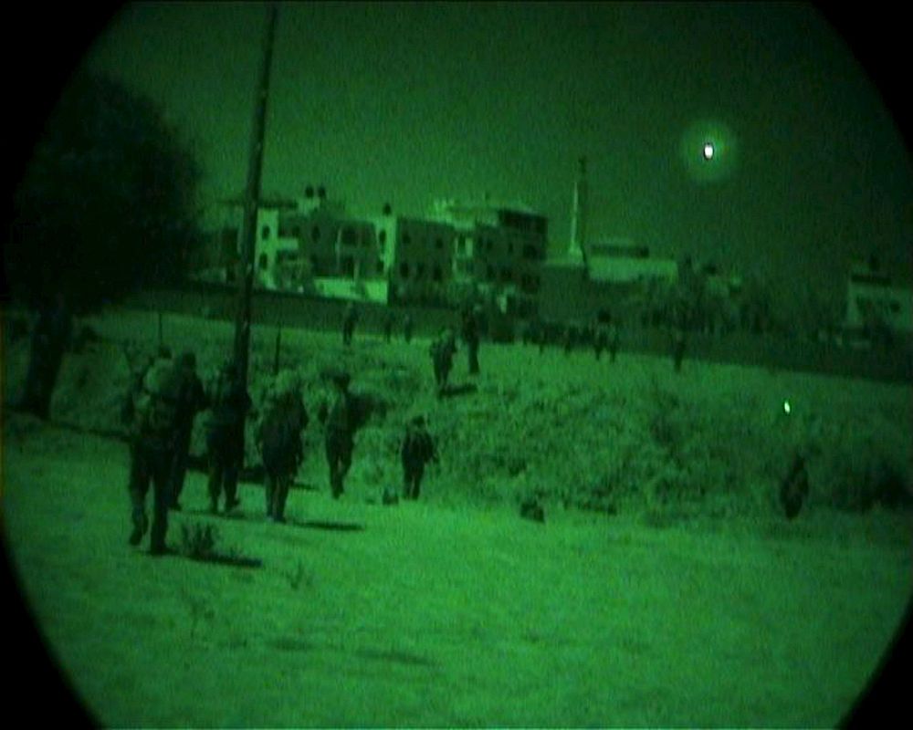 Visión nocturna de soldados de la infantería israelí durante el día 19 de la ofensiva en la Franja de Gaza.