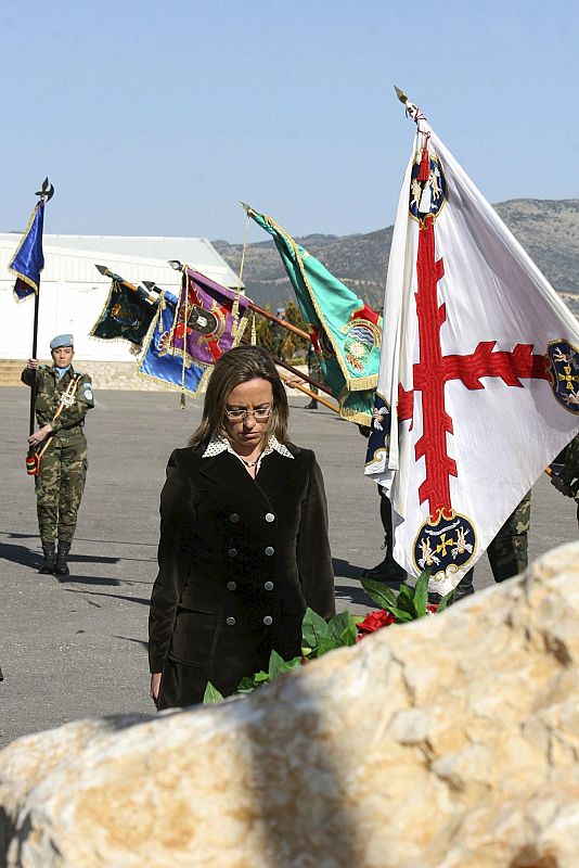 Otra imagen de la ministra de Defensa, Carme Chacón, durante la visita que ha realizado a las tropas españolas en el Líbano.