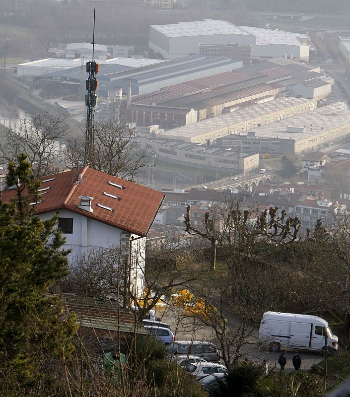Agentes de la Ertzaintza trabajan en un repetidor de televisión ubicado en el barrio de Santa Bárbara de Hernani (Guipúzcoa), donde esta madrugada ha explotado un artefacto explosivo, que no ha provocado daños personales pero sí materiales.