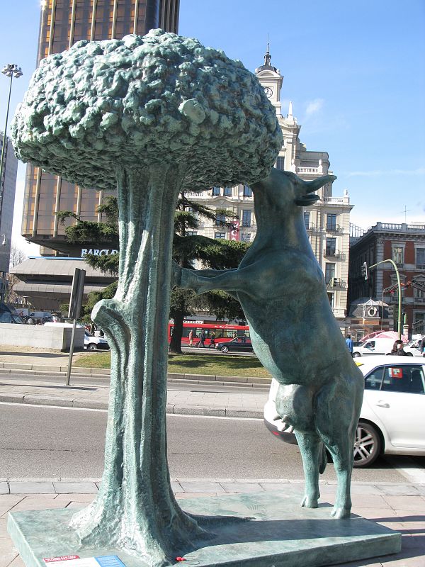 La vaca y el madroño se encuentra situada en la Plaza de Colón