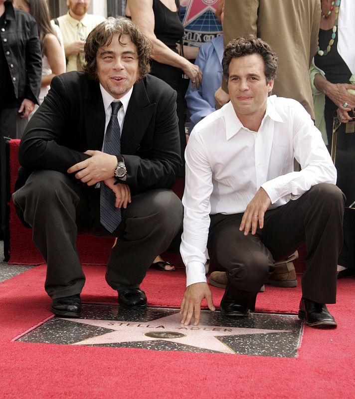 Actors Benicio Del Toro and Mark Ruffalo, students of the late acting teacher Stella Adler pose with the star honoring Adler in Hollywood