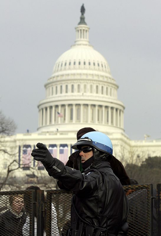 Un puesto de seguridad frente al Capitolio, durante los preparativos para la toma de posesión del presidente electo de los Estados Unidos, Barack Obama, en Washington, EE. UU.