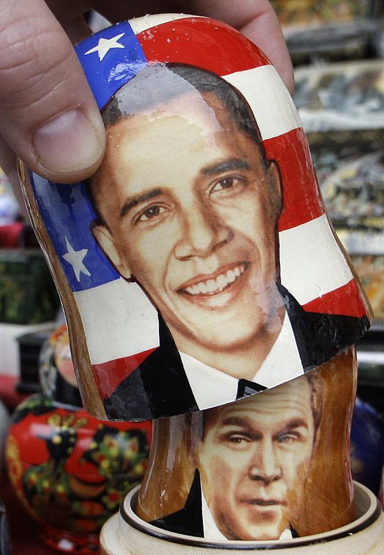 Un hombre muestra las típicas muñecas rusas Matryoshka con retratos del Presidente electo Barack Obama en San Petersburgo.