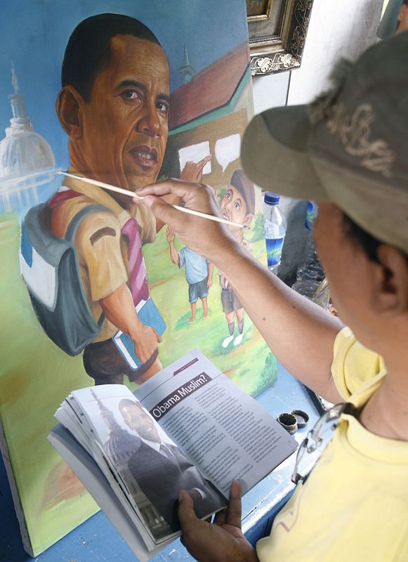 Un artista indonesio pone los retoques finales a un retrato del Presidente electo Barack Obama