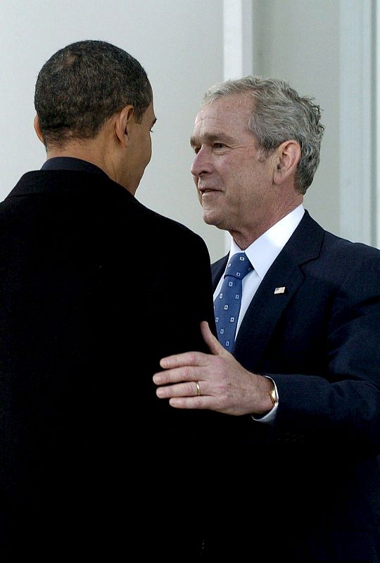 El presidente de los Estados Unidos, George W. Bush, saluda al presidente electo de los Estados Unidos, Barack Obama, a su llegada a la Casa Blanca. Bush le ha dejado a su sucesor una nota en el Despacho Oval de la Casa Blanca.