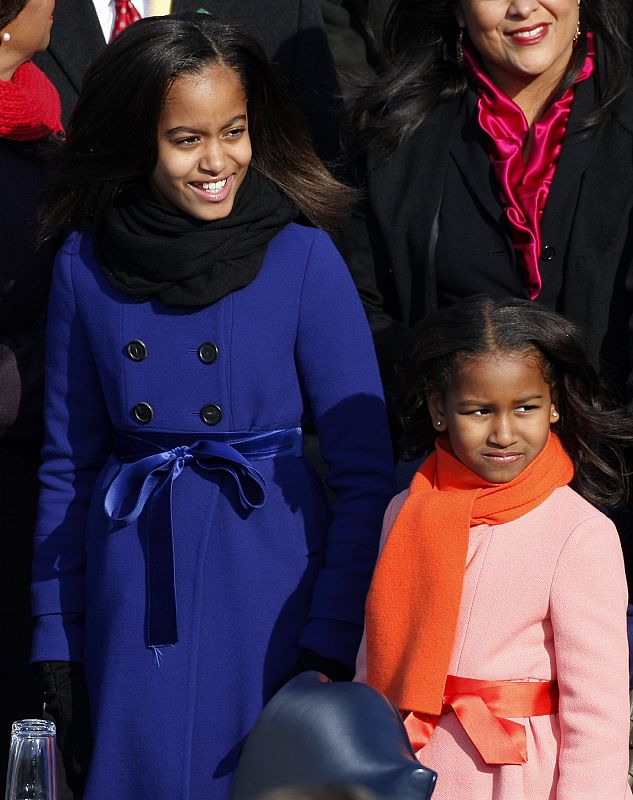 Malia y Sasha Obama esperan la llegada de su padre al acto de investidura presidencial