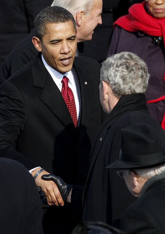 El preisdente Obama recibe la felicitación de su antecesor, George W. Bush, tras tomar posesión.