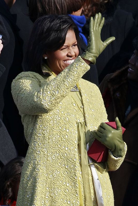 Michelle Obama sostiene la Biblia de Lincholn con sus guantes verdes