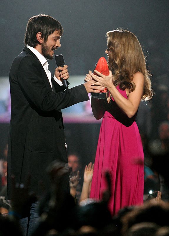 Mexican actor Luna hands award for Song of the Year to Shakira at MTV Latin America awards in Mexico City