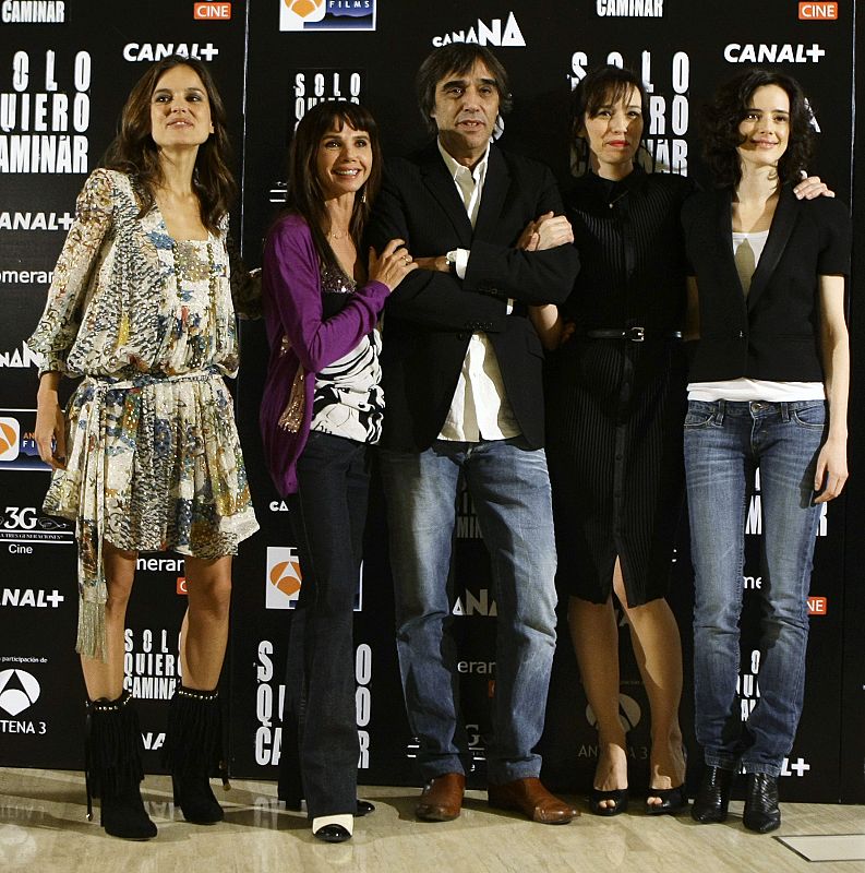 Spain actresses Anaya, Abril, Gil and Lopez de Ayala pose with director Diaz Yanes during the photocall of "Solo quiero caminar" in Madrid