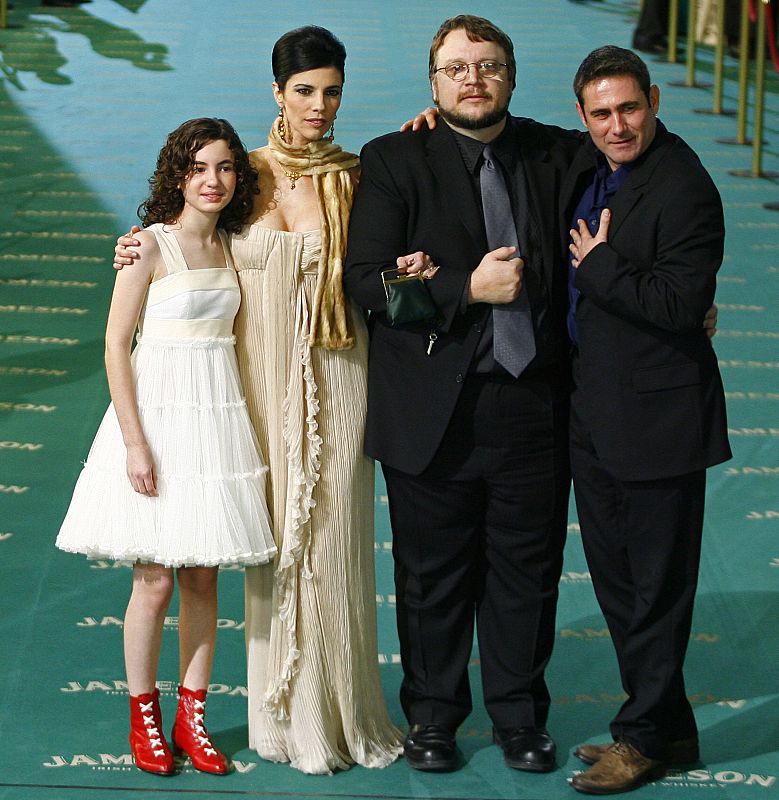 Ivana Baquero y Maribel Verdú posan junto a Guillermo del Toro y Sergi Lopez en los Goya 2007.