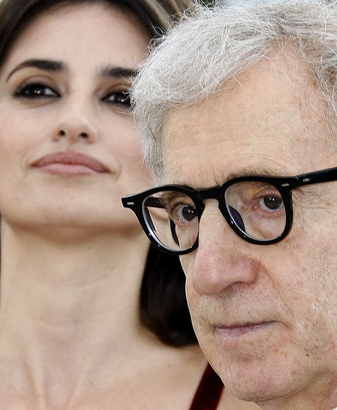 Woody Allen posando junto a Penélope Cruz en el Festival de Cannes.