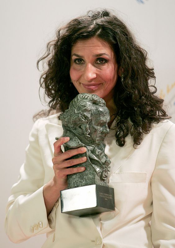 La actriz Elvira Minguez posa con su Goya a la mejor actriz de reparto por su papel en "Tapas"