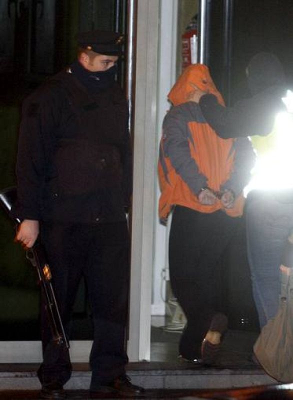 Agentes de la Policía Nacional conducen a uno de los detenidos esta madrugada a la comisaría de San Sebastián, en el marco de la operación dirigida por el juez de la Audiencia Nacional Baltasar Garzón. 