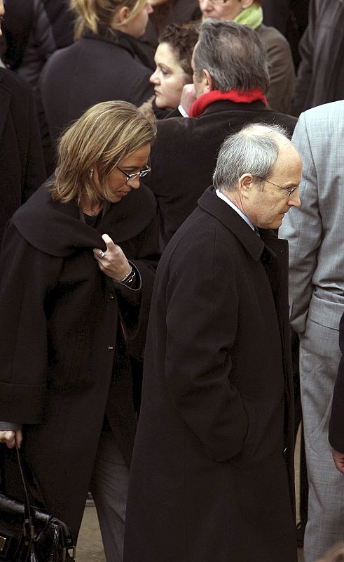 El presidente de la Generalitat catalana, José Montilla, y la ministra de Defensa, Carme Chacón, a su llegada al polideportivo La Parellada de Sant Boi.