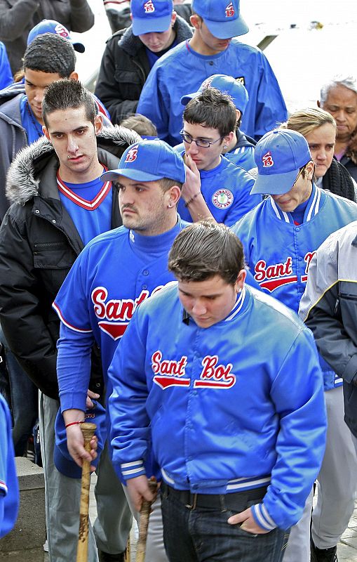 Los integrantes del equipo de beisbol en el que jugaban los cuatro niños fallecidos también han estado presentes en la ceremonia.