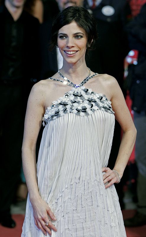 Maribel Verdu, de blanco y con cristales en los Goya 2006.