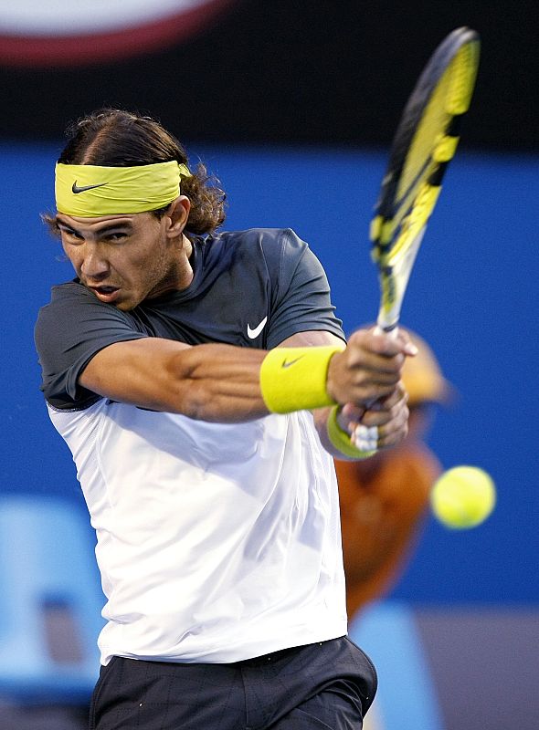 El número uno del mundo devuelve una bola al número dos.