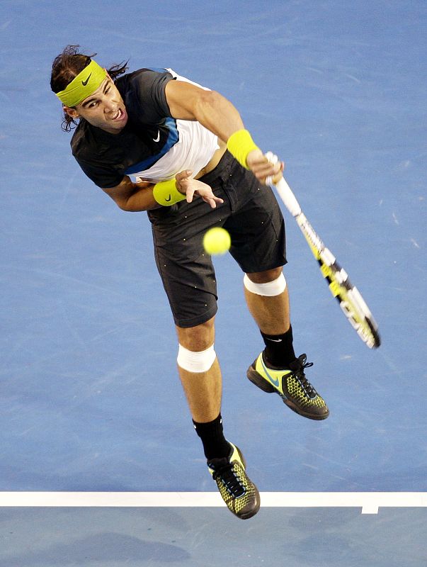 El tenista español en un momento de su saque.