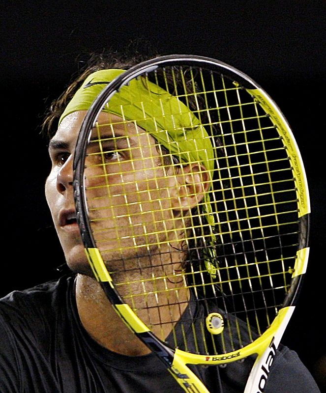 Nadal espera una bola alta que le lanza el jugador suizo.