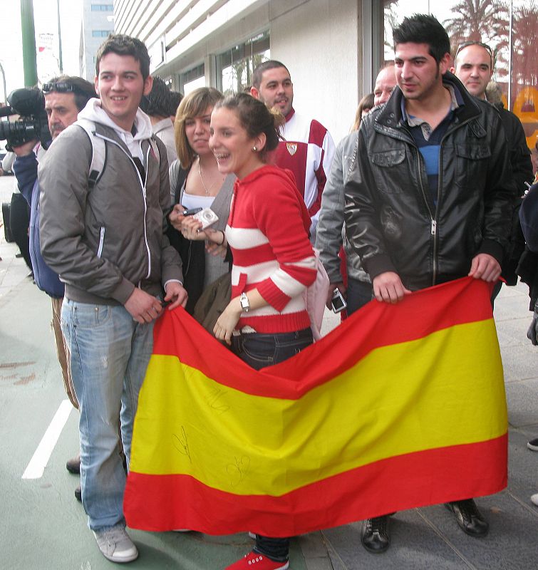 Decenas de aficionados esperaban a los jugadores de la selección española en la puerta del hotel en el que se alojan.