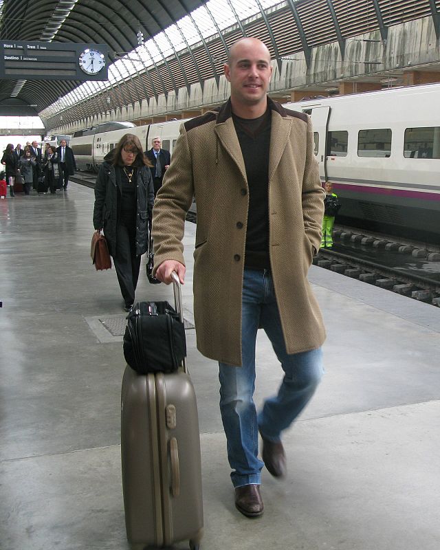 Pepe Reina, a su llegada a la estación de Santa Justa, en Sevilla.