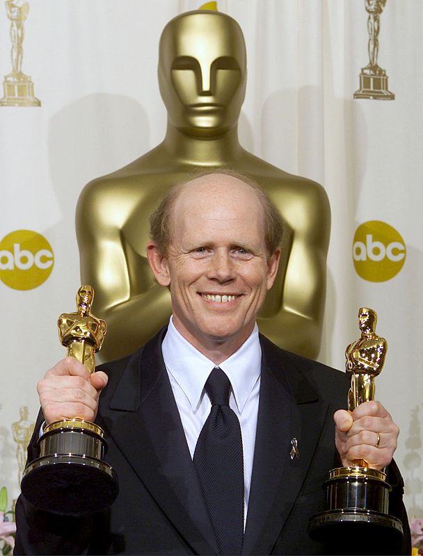 Ron Howard posa ante la prensa tras hacerse en 2001 con el Oscar a la mejor dirección por "Una mente maravillosa".