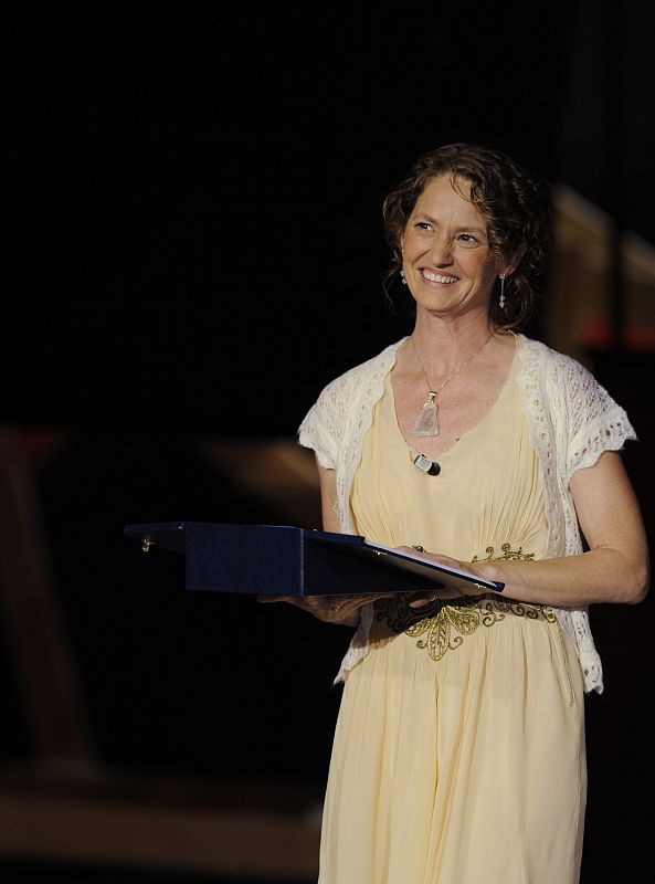 U.S. actress Leo holds her Silver Shell best actress award for the film "Frozen River" at the San Sebastian International Film Festival