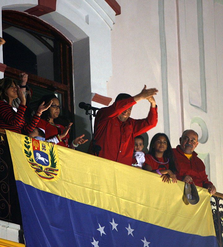 Chávez ha salido a saludar al balcón del Palacio de Miraflores y ha afirmado que "ha sido una gran victoria del pueblo, una gran victoria de la revolución".