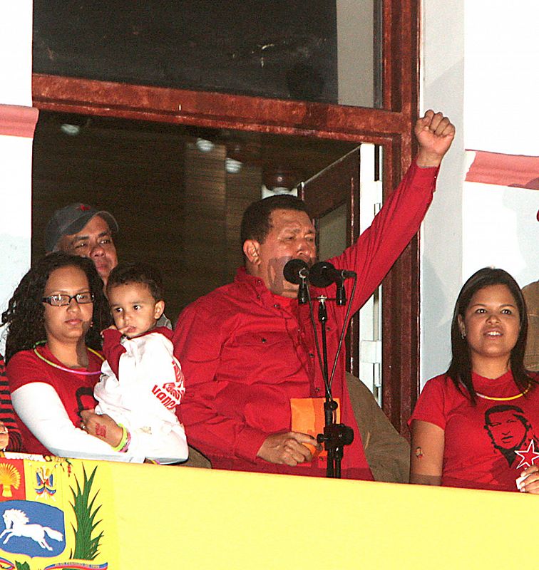 La familia del presidente venezolano salió acompañado de familiares al balcón del palacio de Miraflores.