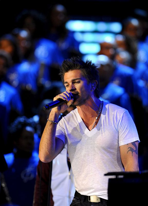 El cantante colombiano Juanes actúa durante el Juego de las Estrellas de la NBA que se celebra en el U.S. Airways Center de Phoenix, Arizona.