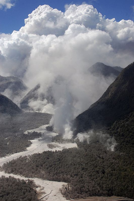 El vapor se eleva desde el río Blanco en Chaitén