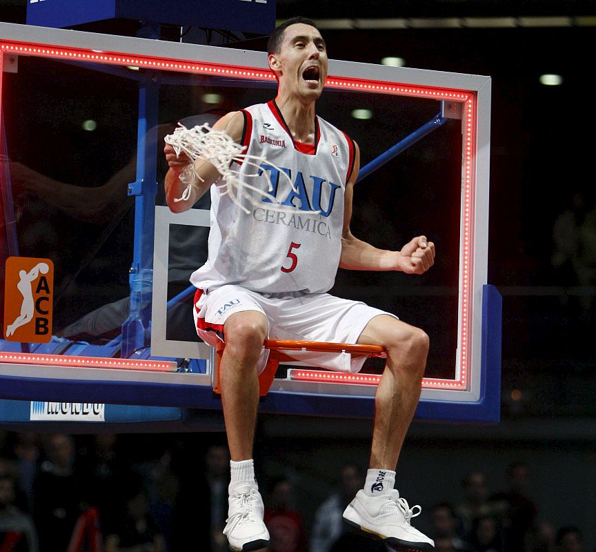 El base argentino del Tau Cerámica Pablo Prigioni, tras cortar la red de una de las canastas después de conseguir vencer al Unicaja.