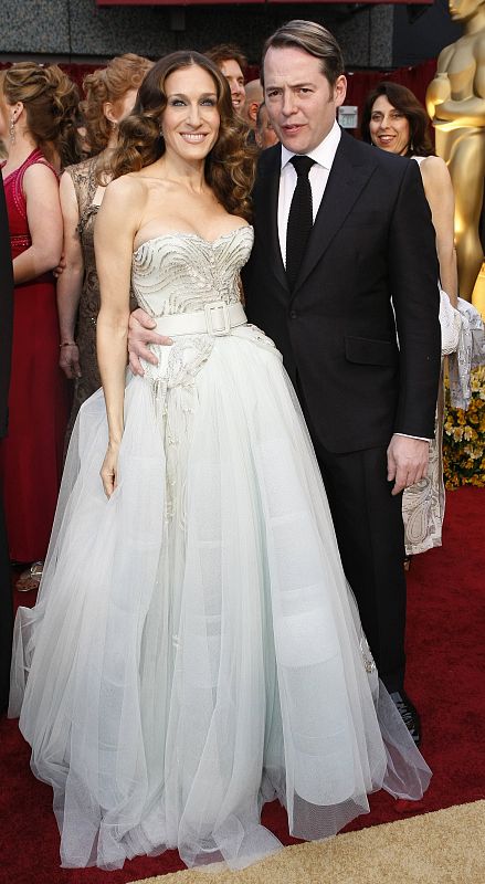 La televisiva Sarah Jessica Parker, con un traje Dior, posa junto a Matthew Broderick.