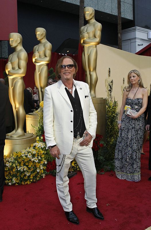 Mickey Rourke ha dado la 'nota de color' en la alfombra roja, al llegar con un atuendo a lo 'Fiebre del sábado noche'.