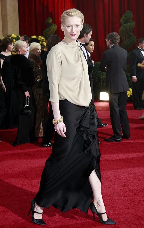 Tilda Swinton posa en la alfombra roja.