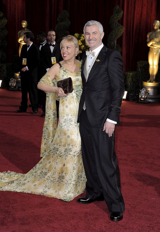 El director australiano Baz Luhrmann y su esposa Catherine Martin posan sobre la alfombra roja.