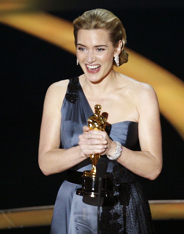 Kate Winslet recibe el Oscar a la Mejor actriz por su papel en 'El lector'