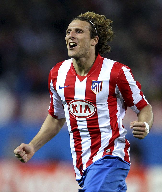 Forlán celebra el gol que ha marcado al Oporto.